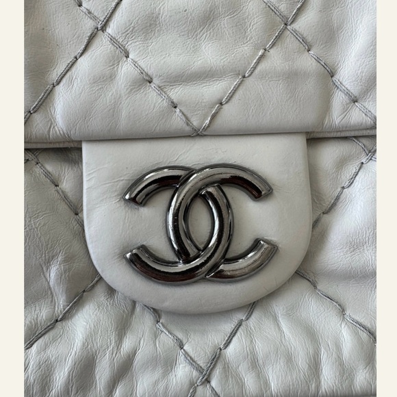 Chanel Classic White Quilted Shoulder Bag - Picture 8 of 16